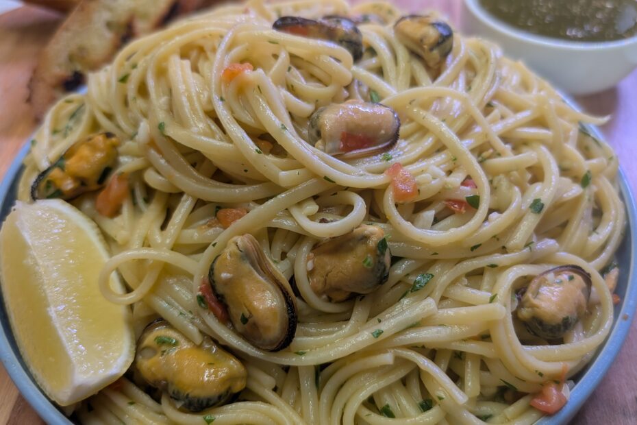 Mussel Pasta with Garlic Butter and White Wine